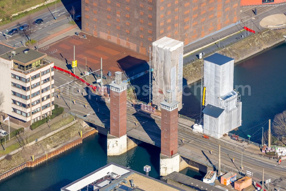 Duisburg from the bird's eye view: Bridge structure - Schwanentorbruecke over the Inner Harbor Canal with covered western towers for renovation in Duisburg in the Ruhr area in the state of North Rhine-Westphalia