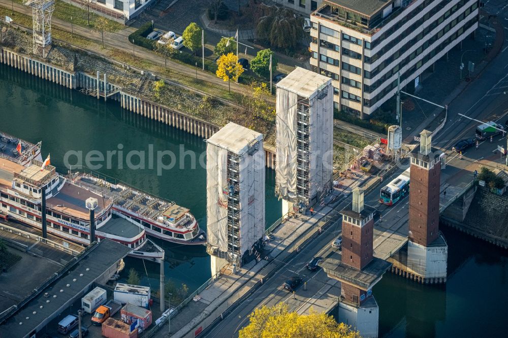 Duisburg from the bird's eye view: Bridge structure - Schwanentorbruecke over the Inner Harbor Canal with covered western towers for renovation in Duisburg in the Ruhr area in the state of North Rhine-Westphalia