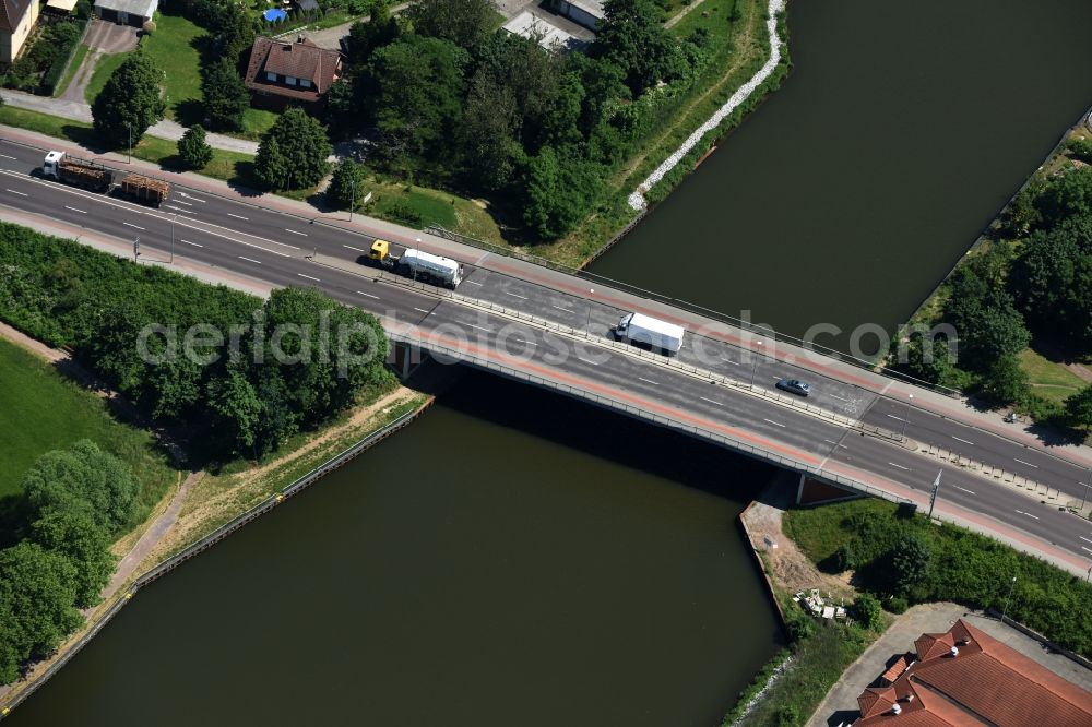 Genthin from the bird's eye view: Strassenbruecke Genthin road bridge across the Elbe-Havel-Canal in Genthin in the state of Saxony-Anhalt. The federal road B 107 takes its course across the bridge between Genthin and Altenplathow