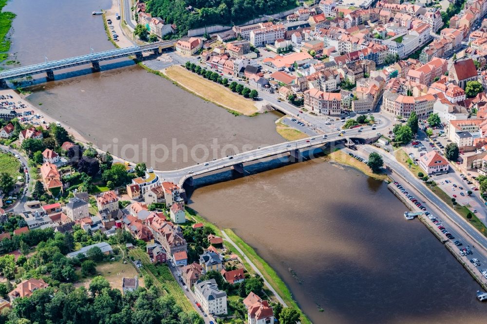 Meißen from the bird's eye view: Bridge structures Altstadtbruecke and railway bridge over the Elbe in Meissen in the state Saxony, Germany