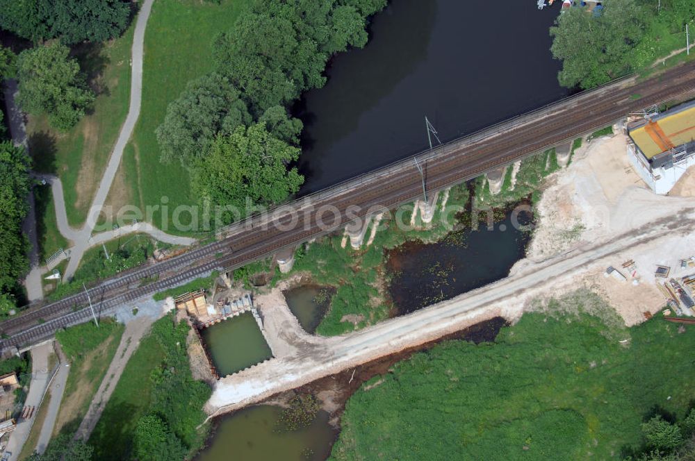 Roßlau from the bird's eye view: Blick auf verschiedene Brückenbauwerke an der Baustelle zum Ausbau der B184 zwischen Dessau und Roßlau in Sachsen-Anhalt. Die B184 wird aufgrund des gestiegenen Verkehrsaufkommens 4-streifig über den Verlauf der Elbe hinweg ausgebaut. Bauherr ist der Landesbetrieb Bau Sachsen-Anhalt, die Projektleitung liegt bei SCHÜßLER - PLAN Berlin. Kontakt Projektleitung: Schüßler - Plan Ingenieurgesellschaft mbH, Greifswalder Straße 80A, 10405 Berlin, Tel. +49(0)30 42106 0, Fax +49(0)30 42106 301, Email: berlin@schuessler-plan.de