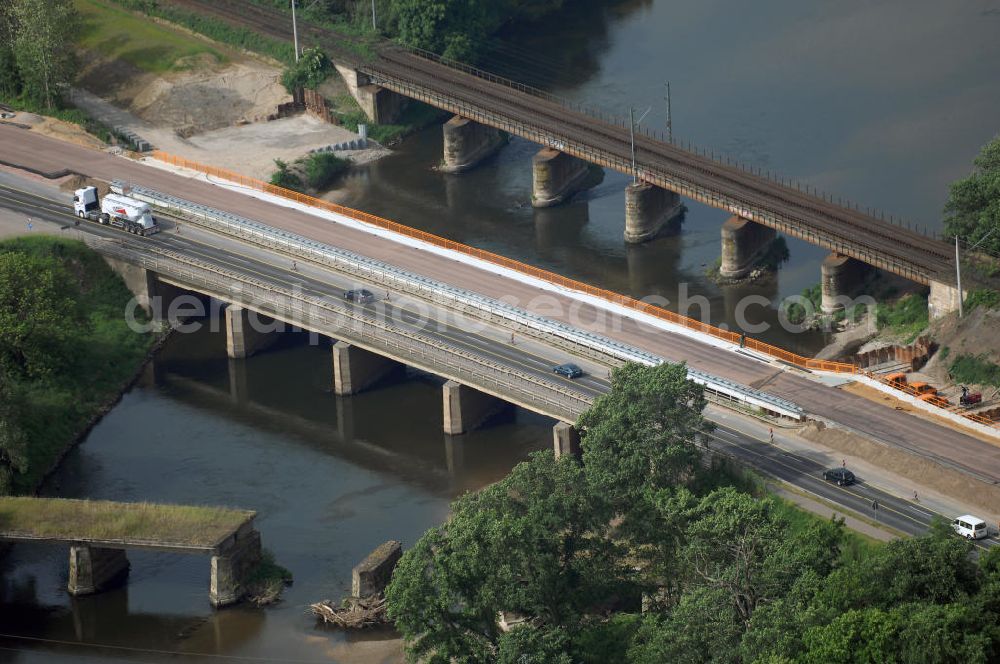 Aerial image Roßlau - Blick auf verschiedene Brückenbauwerke an der Baustelle zum Ausbau der B184 zwischen Dessau und Roßlau in Sachsen-Anhalt. Die B184 wird aufgrund des gestiegenen Verkehrsaufkommens 4-streifig über den Verlauf der Elbe hinweg ausgebaut. Bauherr ist der Landesbetrieb Bau Sachsen-Anhalt, die Projektleitung liegt bei SCHÜßLER - PLAN Berlin. Kontakt Projektleitung: Schüßler - Plan Ingenieurgesellschaft mbH, Greifswalder Straße 80A, 10405 Berlin, Tel. +49(0)30 42106 0, Fax +49(0)30 42106 301, Email: berlin@schuessler-plan.de