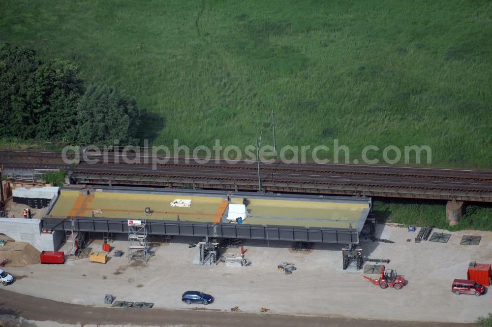 Roßlau from above - Blick auf verschiedene Brückenbauwerke an der Baustelle zum Ausbau der B184 zwischen Dessau und Roßlau in Sachsen-Anhalt. Die B184 wird aufgrund des gestiegenen Verkehrsaufkommens 4-streifig über den Verlauf der Elbe hinweg ausgebaut. Bauherr ist der Landesbetrieb Bau Sachsen-Anhalt, die Projektleitung liegt bei SCHÜßLER - PLAN Berlin. Kontakt Projektleitung: Schüßler - Plan Ingenieurgesellschaft mbH, Greifswalder Straße 80A, 10405 Berlin, Tel. +49(0)30 42106 0, Fax +49(0)30 42106 301, Email: berlin@schuessler-plan.de