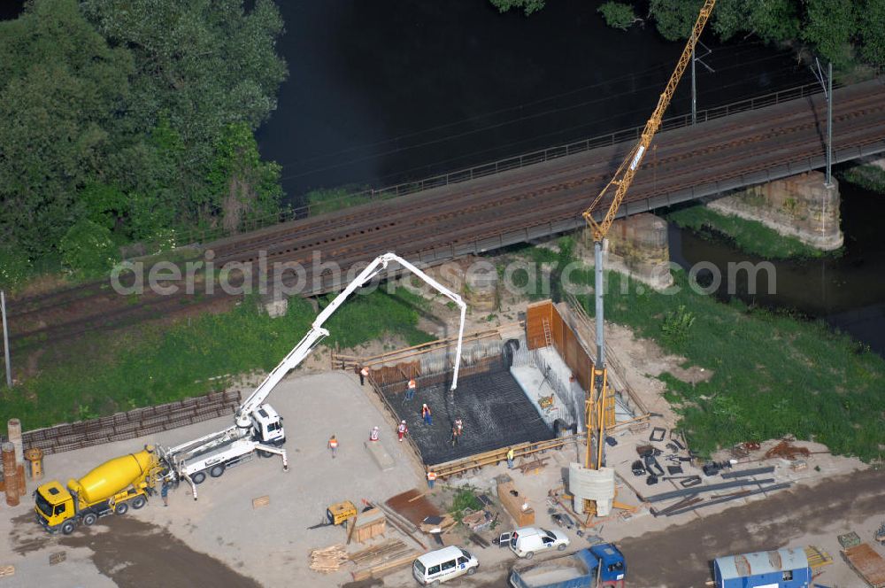 Roßlau from the bird's eye view: Blick auf verschiedene Brückenbauwerke an der Baustelle zum Ausbau der B184 zwischen Dessau und Roßlau in Sachsen-Anhalt. Die B184 wird aufgrund des gestiegenen Verkehrsaufkommens 4-streifig über den Verlauf der Elbe hinweg ausgebaut. Bauherr ist der Landesbetrieb Bau Sachsen-Anhalt, die Projektleitung liegt bei SCHÜßLER - PLAN Berlin. Kontakt Projektleitung: Schüßler - Plan Ingenieurgesellschaft mbH, Greifswalder Straße 80A, 10405 Berlin, Tel. +49(0)30 42106 0, Fax +49(0)30 42106 301, Email: berlin@schuessler-plan.de