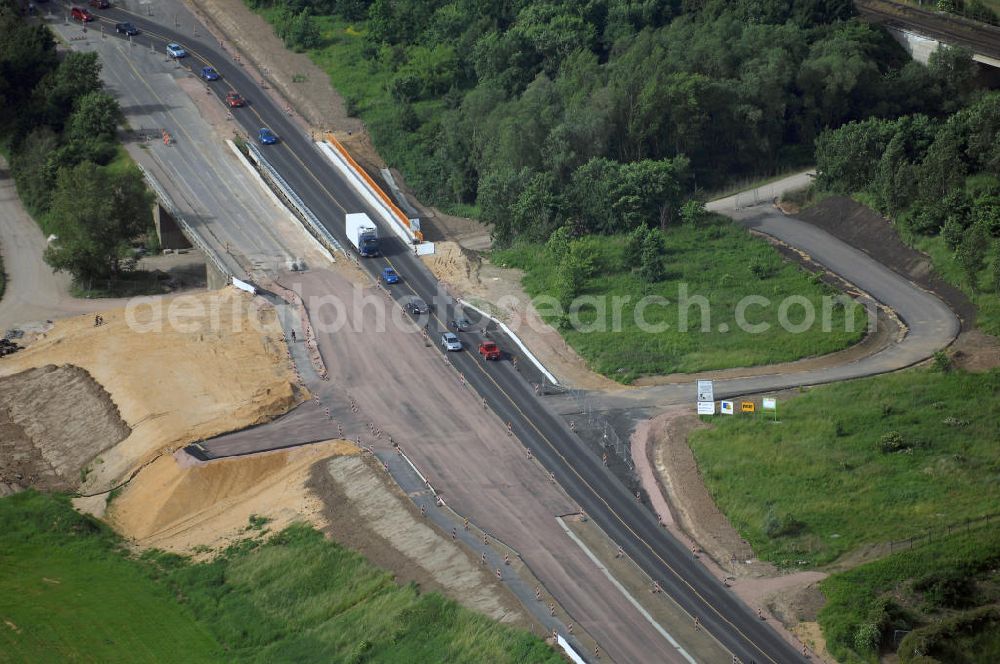 Roßlau from above - Blick auf verschiedene Brückenbauwerke an der Baustelle zum Ausbau der B184 zwischen Dessau und Roßlau in Sachsen-Anhalt. Die B184 wird aufgrund des gestiegenen Verkehrsaufkommens 4-streifig über den Verlauf der Elbe hinweg ausgebaut. Bauherr ist der Landesbetrieb Bau Sachsen-Anhalt, die Projektleitung liegt bei SCHÜßLER - PLAN Berlin. Kontakt Projektleitung: Schüßler - Plan Ingenieurgesellschaft mbH, Greifswalder Straße 80A, 10405 Berlin, Tel. +49(0)30 42106 0, Fax +49(0)30 42106 301, Email: berlin@schuessler-plan.de