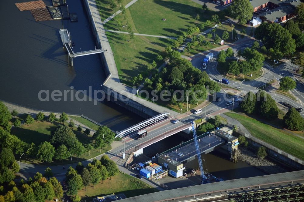 Hamburg from the bird's eye view: Bridges at the lock to Mueggenburger transit in the port area at Veddel S-Bahn station in Hamburg