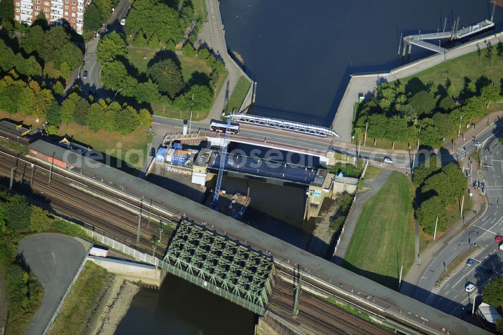 Aerial photograph Hamburg - Bridges at the lock to Mueggenburger transit in the port area at Veddel S-Bahn station in Hamburg