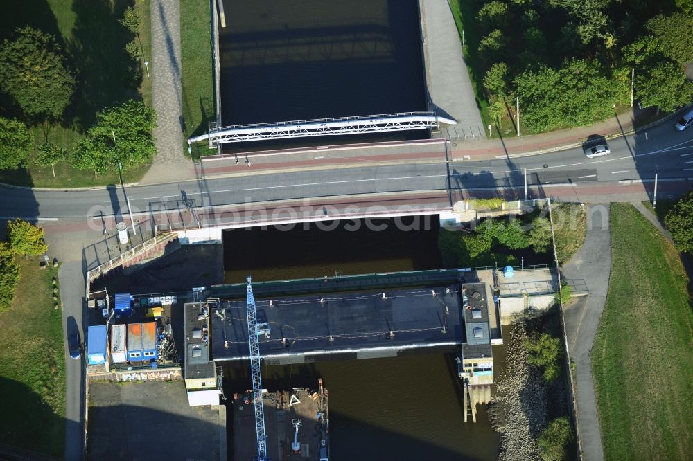 Hamburg from the bird's eye view: Bridges at the lock to Mueggenburger transit in the port area at Veddel S-Bahn station in Hamburg