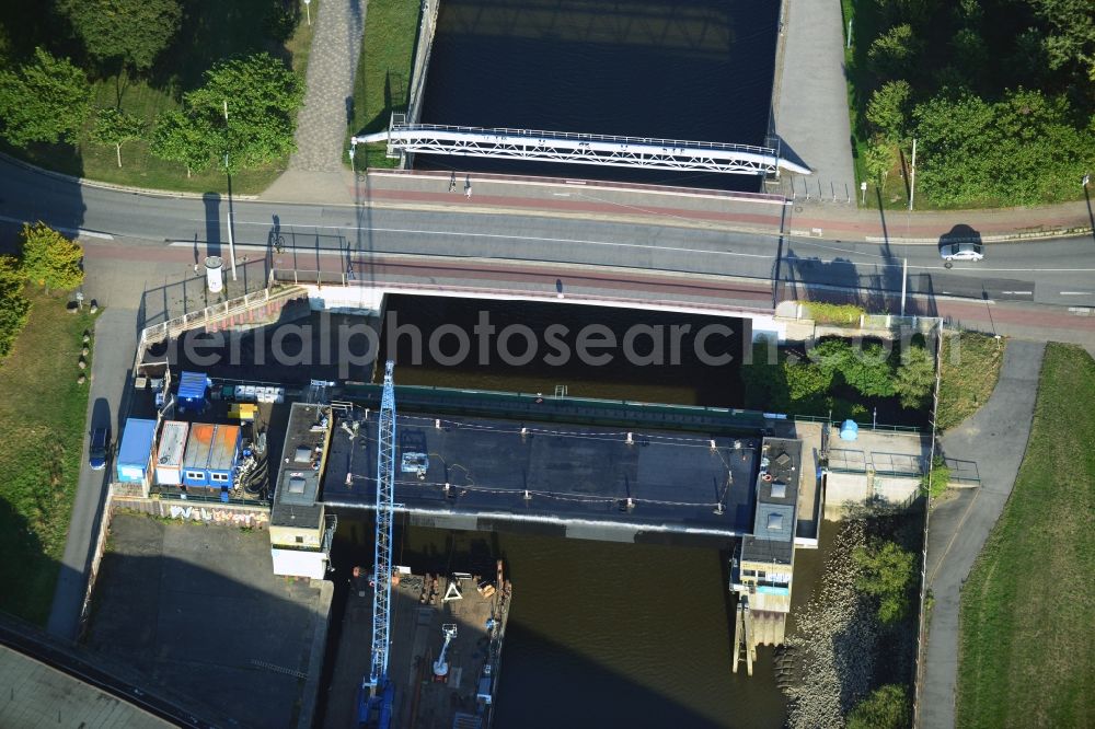 Aerial image Hamburg - Bridges at the lock to Mueggenburger transit in the port area at Veddel S-Bahn station in Hamburg