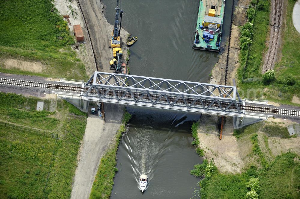 Aerial photograph Genthin - Blick auf die Eisenbahnbrücke Roßdorfer Altkanal B26. Für den Neubau der Brücke wurden vorerst zwei Eisenbahnbrücken abgerissen (B26 und B27). Die Brücke wurde im Jahr 2009 fertiggestellt und auch noch freigegeben, sie überführt den Roßdorfer Altkanal / RAK bei km 0,360. Ein Projekt des WSV: Wasserstraßen-Neubauamt Magdeburg, 39106 Magdeburg, Tel. +49(0)391 535-0, email: wna-magdeburg@wsv.bund.de Railroad bridge over the Rossdorfer Old canal.