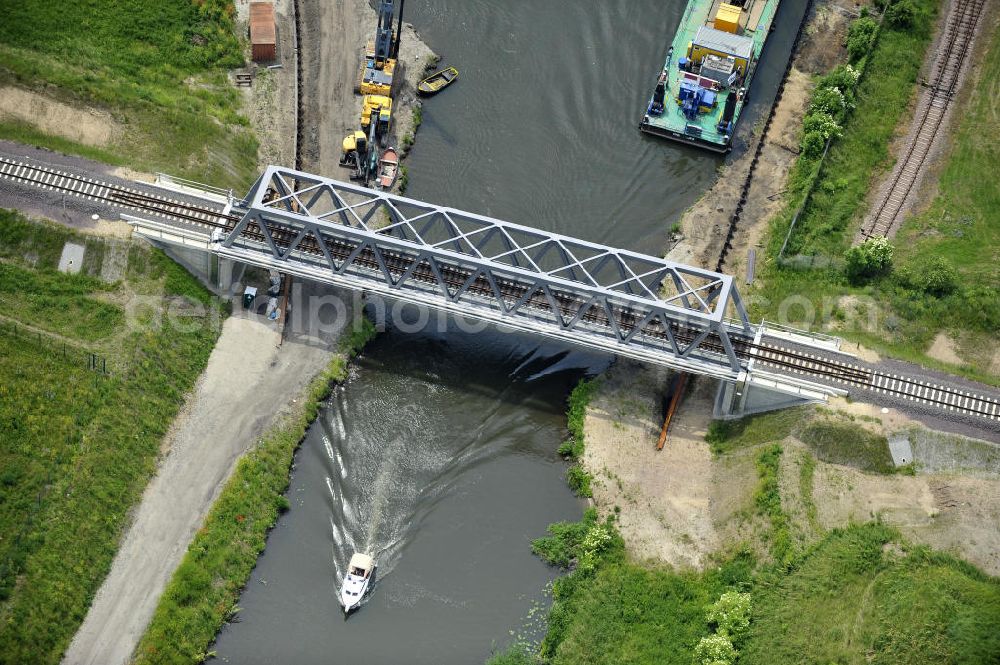 Genthin from above - Blick auf die Eisenbahnbrücke Roßdorfer Altkanal B26. Für den Neubau der Brücke wurden vorerst zwei Eisenbahnbrücken abgerissen (B26 und B27). Die Brücke wurde im Jahr 2009 fertiggestellt und auch noch freigegeben, sie überführt den Roßdorfer Altkanal / RAK bei km 0,360. Ein Projekt des WSV: Wasserstraßen-Neubauamt Magdeburg, 39106 Magdeburg, Tel. +49(0)391 535-0, email: wna-magdeburg@wsv.bund.de Railroad bridge over the Rossdorfer Old canal.