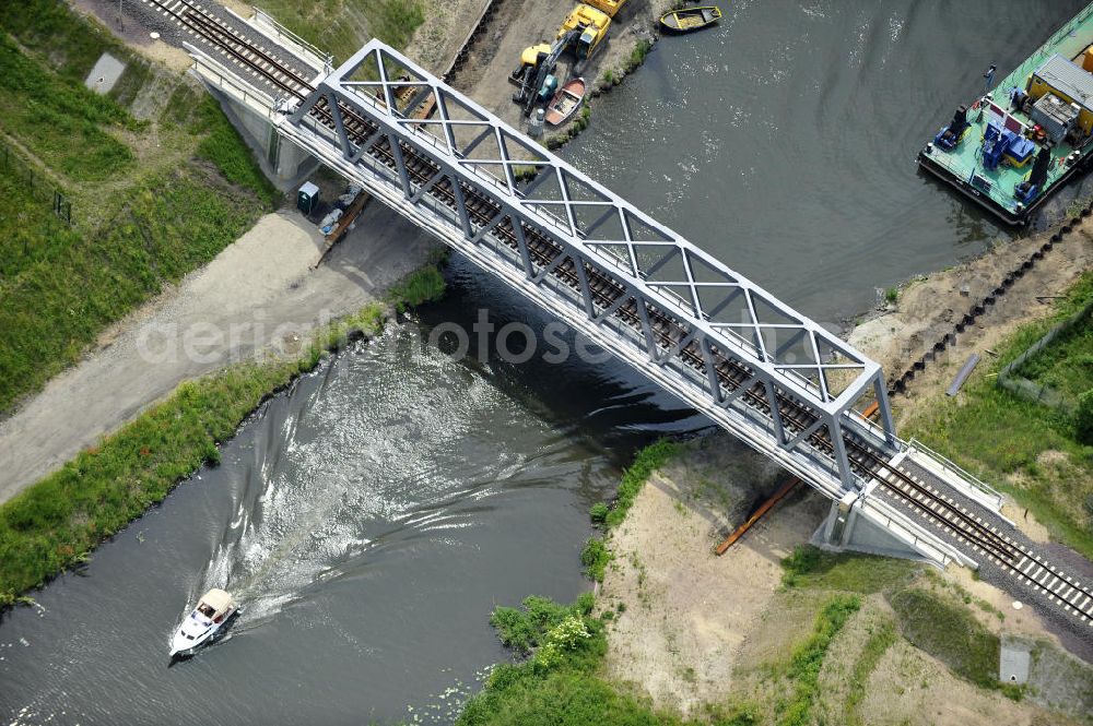 Genthin from the bird's eye view: Blick auf die Eisenbahnbrücke Roßdorfer Altkanal B26. Für den Neubau der Brücke wurden vorerst zwei Eisenbahnbrücken abgerissen (B26 und B27). Die Brücke wurde im Jahr 2009 fertiggestellt und auch noch freigegeben, sie überführt den Roßdorfer Altkanal / RAK bei km 0,360. Ein Projekt des WSV: Wasserstraßen-Neubauamt Magdeburg, 39106 Magdeburg, Tel. +49(0)391 535-0, email: wna-magdeburg@wsv.bund.de Railroad bridge over the Rossdorfer Old canal.