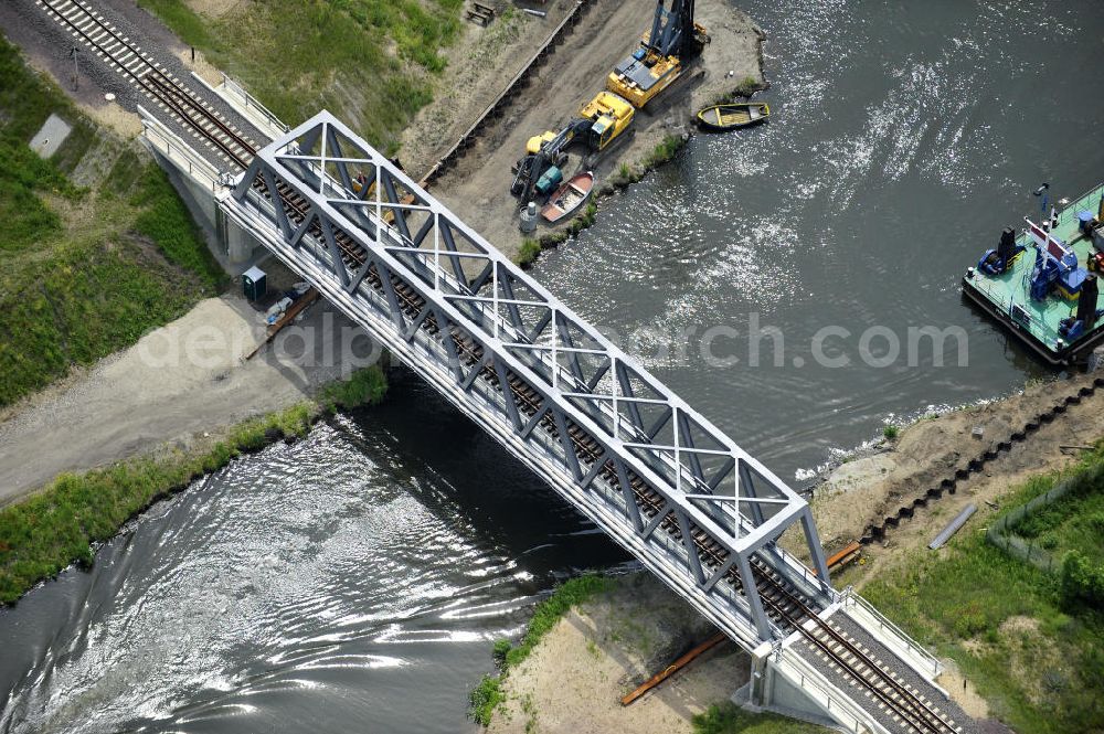 Aerial image Genthin - Blick auf die Eisenbahnbrücke Roßdorfer Altkanal B26. Für den Neubau der Brücke wurden vorerst zwei Eisenbahnbrücken abgerissen (B26 und B27). Die Brücke wurde im Jahr 2009 fertiggestellt und auch noch freigegeben, sie überführt den Roßdorfer Altkanal / RAK bei km 0,360. Ein Projekt des WSV: Wasserstraßen-Neubauamt Magdeburg, 39106 Magdeburg, Tel. +49(0)391 535-0, email: wna-magdeburg@wsv.bund.de Railroad bridge over the Rossdorfer Old canal.