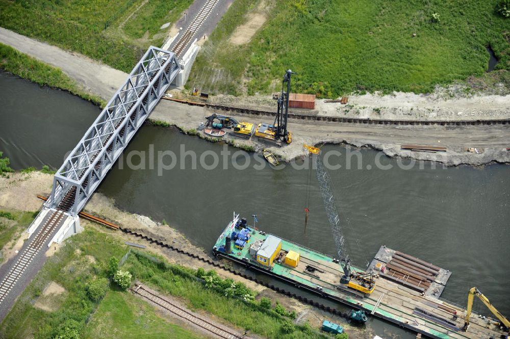 Aerial photograph Genthin - Blick auf die Eisenbahnbrücke Roßdorfer Altkanal B26. Für den Neubau der Brücke wurden vorerst zwei Eisenbahnbrücken abgerissen (B26 und B27). Die Brücke wurde im Jahr 2009 fertiggestellt und auch noch freigegeben, sie überführt den Roßdorfer Altkanal / RAK bei km 0,360. Ein Projekt des WSV: Wasserstraßen-Neubauamt Magdeburg, 39106 Magdeburg, Tel. +49(0)391 535-0, email: wna-magdeburg@wsv.bund.de Railroad bridge over the Rossdorfer Old canal.