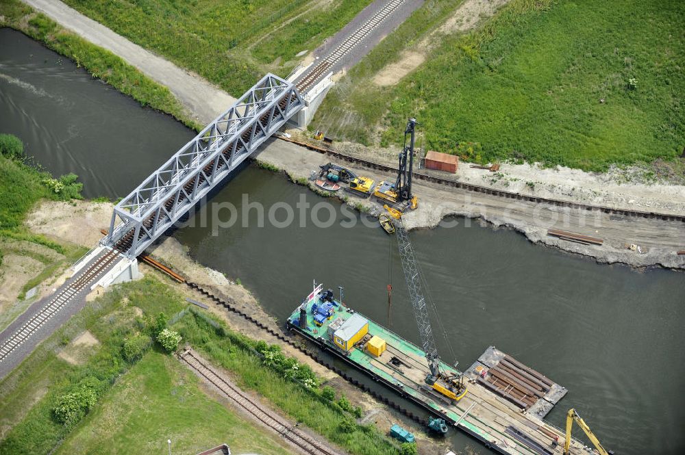 Genthin from above - Blick auf die Eisenbahnbrücke Roßdorfer Altkanal B26. Für den Neubau der Brücke wurden vorerst zwei Eisenbahnbrücken abgerissen (B26 und B27). Die Brücke wurde im Jahr 2009 fertiggestellt und auch noch freigegeben, sie überführt den Roßdorfer Altkanal / RAK bei km 0,360. Ein Projekt des WSV: Wasserstraßen-Neubauamt Magdeburg, 39106 Magdeburg, Tel. +49(0)391 535-0, email: wna-magdeburg@wsv.bund.de Railroad bridge over the Rossdorfer Old canal.