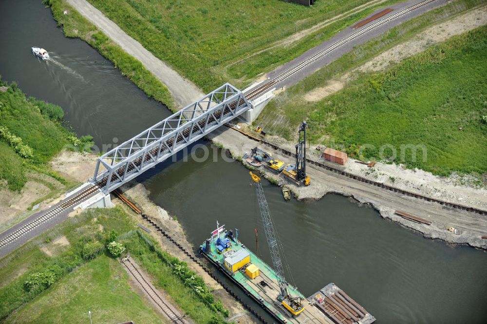 Genthin from the bird's eye view: Blick auf die Eisenbahnbrücke Roßdorfer Altkanal B26. Für den Neubau der Brücke wurden vorerst zwei Eisenbahnbrücken abgerissen (B26 und B27). Die Brücke wurde im Jahr 2009 fertiggestellt und auch noch freigegeben, sie überführt den Roßdorfer Altkanal / RAK bei km 0,360. Ein Projekt des WSV: Wasserstraßen-Neubauamt Magdeburg, 39106 Magdeburg, Tel. +49(0)391 535-0, email: wna-magdeburg@wsv.bund.de Railroad bridge over the Rossdorfer Old canal.