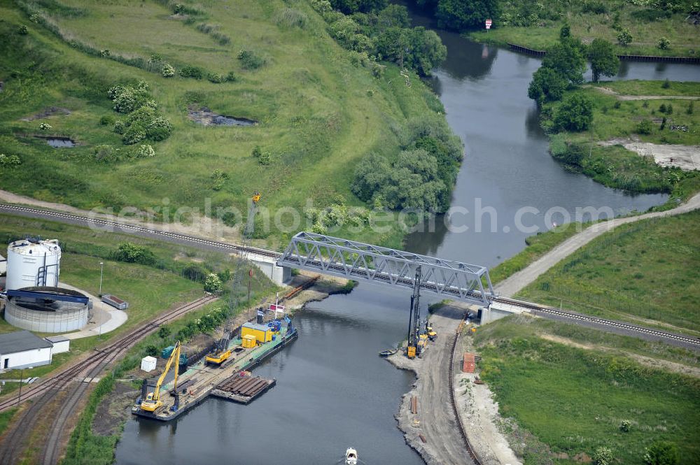 Aerial image Genthin - Blick auf die Eisenbahnbrücke Roßdorfer Altkanal B26. Für den Neubau der Brücke wurden vorerst zwei Eisenbahnbrücken abgerissen (B26 und B27). Die Brücke wurde im Jahr 2009 fertiggestellt und auch noch freigegeben, sie überführt den Roßdorfer Altkanal / RAK bei km 0,360. Ein Projekt des WSV: Wasserstraßen-Neubauamt Magdeburg, 39106 Magdeburg, Tel. +49(0)391 535-0, email: wna-magdeburg@wsv.bund.de Railroad bridge over the Rossdorfer Old canal.