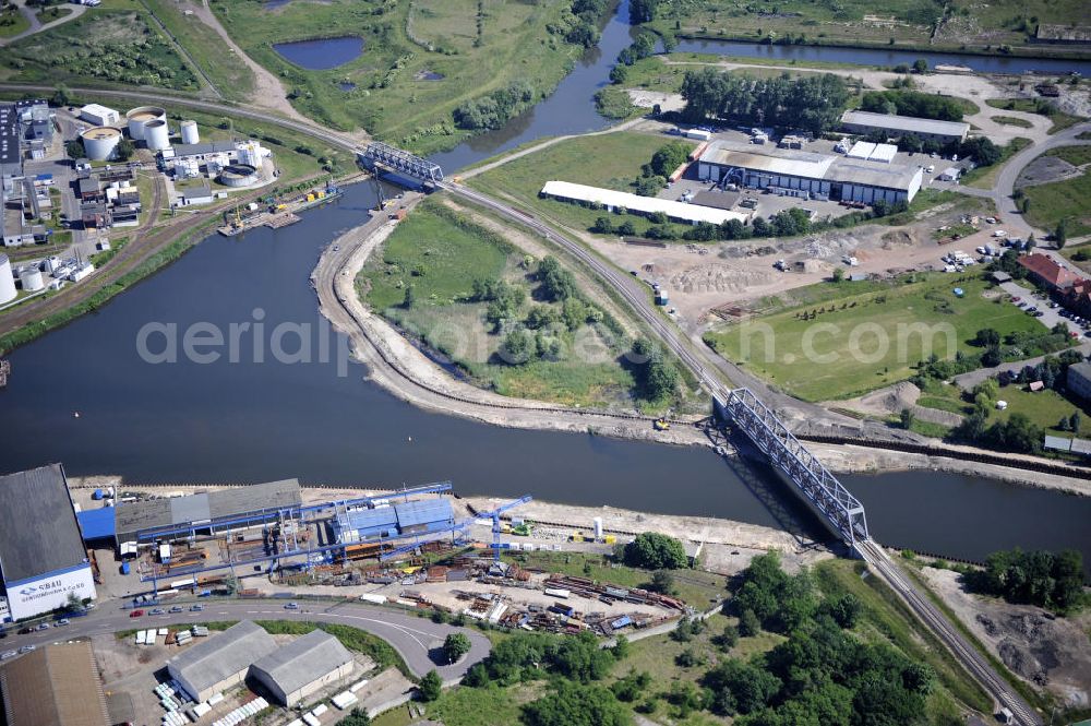 Aerial photograph Genthin - Blick auf die Eisenbahnbrücke Genthin-Jerichow B15 und die Eisenbahnbrücke Roßdorfer Altkanal B26. Die Brücken überführen den Elbe-Havel-Kanal bei km 364,021 (B15) und den Roßdorfer Altkanal / RAK bei km 0,360 (B26). Ein Projekt des WSV: Wasserstraßen-Neubauamt Magdeburg, 39106 Magdeburg, Tel. +49(0)391 535-0, email: wna-magdeburg@wsv.bund.de The Railroad bridge over the Elbe-Havel-Canal and the Railway brige over the Rossdorfer Old Canal.