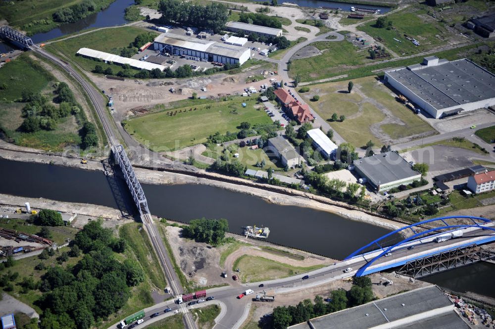 Genthin from above - Blick auf die Eisenbahnbrücke Genthin-Jerichow B15, die Friedensbrücke / Brücke des Friedens B16 und die Eisenbahnbrücke Roßdorfer Altkanal B26. Die Brücken überführen den Elbe-Havel-Kanal bei km 364,021 (B15) und bei km 364,229 (B16), sowie den Roßdorfer Altkanal / RAK bei km 0,360 (B26). Ein Projekt des WSV: Wasserstraßen-Neubauamt Magdeburg, 39106 Magdeburg, Tel. +49(0)391 535-0, email: wna-magdeburg@wsv.bund.de Peace Bridge Friedensbruecke and the Railroad bridge over the Elbe-Havel-Canal and the Railway brige over the Rossdorfer Old Canal.