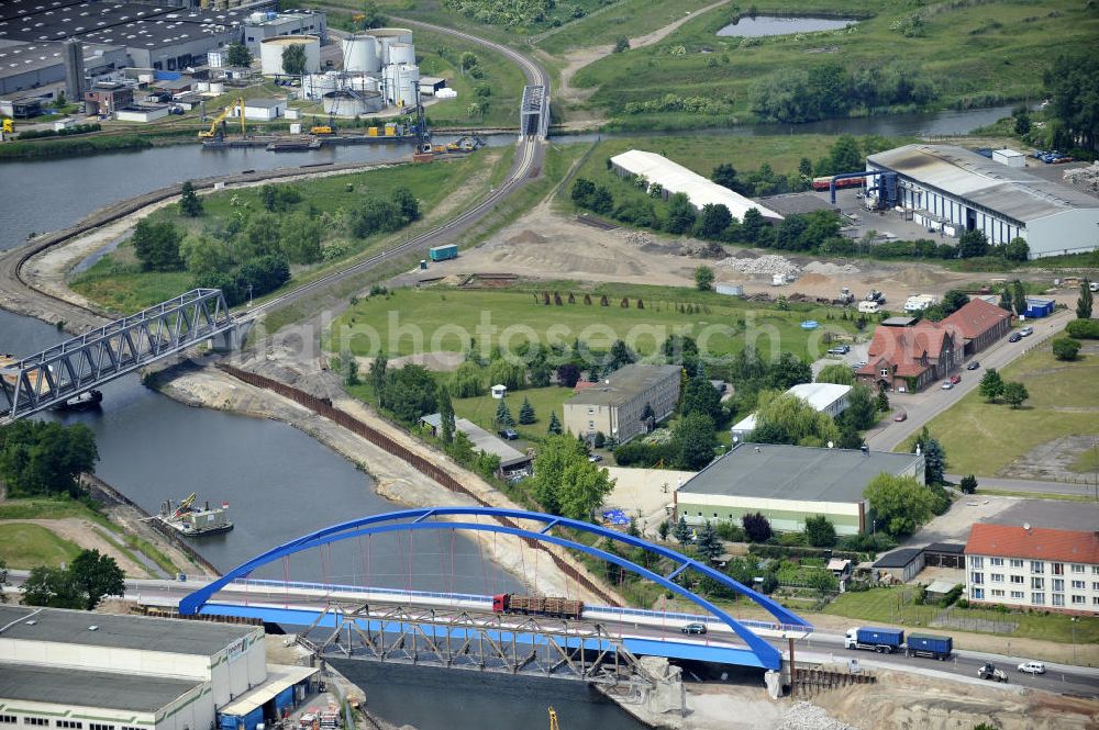 Aerial image Genthin - Blick auf die Eisenbahnbrücke Genthin-Jerichow B15, die Friedensbrücke / Brücke des Friedens B16 und die Eisenbahnbrücke Roßdorfer Altkanal B26. Die Brücken überführen den Elbe-Havel-Kanal bei km 364,021 (B15) und bei km 364,229 (B16), sowie den Roßdorfer Altkanal / RAK bei km 0,360 (B26). Ein Projekt des WSV: Wasserstraßen-Neubauamt Magdeburg, 39106 Magdeburg, Tel. +49(0)391 535-0, email: wna-magdeburg@wsv.bund.de Peace Bridge Friedensbruecke and the Railroad bridge over the Elbe-Havel-Canal and the Railway brige over the Rossdorfer Old Canal.