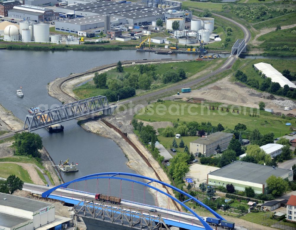 Genthin from above - Blick auf die Eisenbahnbrücke Genthin-Jerichow B15, die Friedensbrücke / Brücke des Friedens B16 und die Eisenbahnbrücke Roßdorfer Altkanal B26. Die Brücken überführen den Elbe-Havel-Kanal bei km 364,021 (B15) und bei km 364,229 (B16), sowie den Roßdorfer Altkanal / RAK bei km 0,360 (B26). Ein Projekt des WSV: Wasserstraßen-Neubauamt Magdeburg, 39106 Magdeburg, Tel. +49(0)391 535-0, email: wna-magdeburg@wsv.bund.de Peace Bridge Friedensbruecke and the Railroad bridge over the Elbe-Havel-Canal and the Railway brige over the Rossdorfer Old Canal.