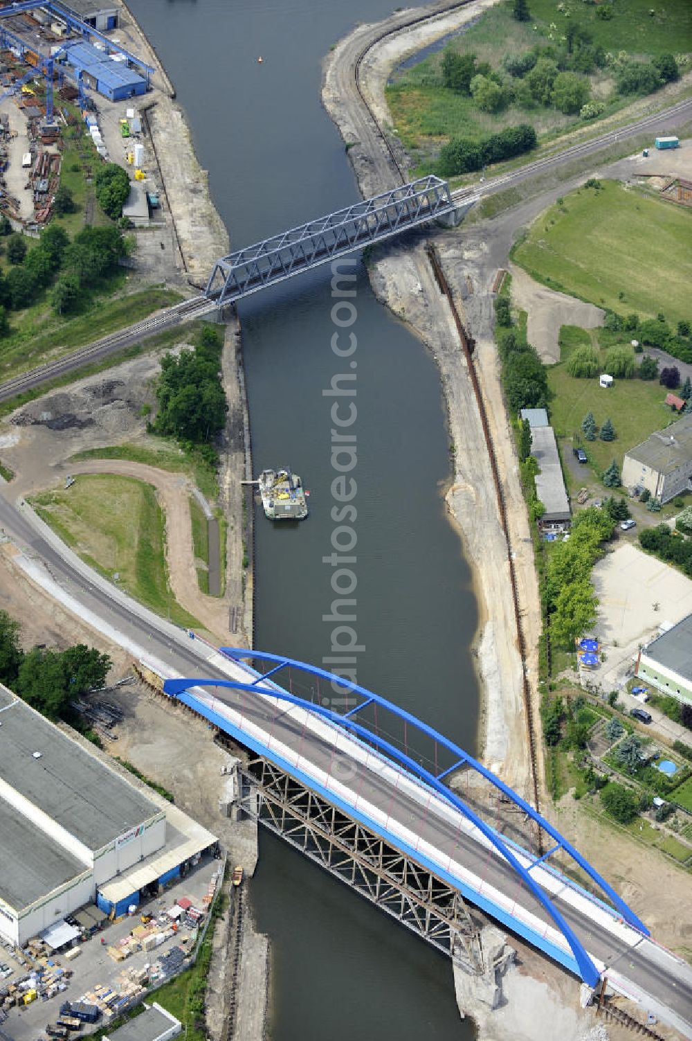 Genthin from the bird's eye view: Blick auf die Eisenbahnbrücke Genthin-Jerichow B15 und die Friedensbrücke / Brücke des Friedens B16. Die Brücken überführen den Elbe-Havel-Kanal bei km 364,021 (B15) und bei km 364,229 (B16). Ein Projekt des WSV: Wasserstraßen-Neubauamt Magdeburg, 39106 Magdeburg, Tel. +49(0)391 535-0, email: wna-magdeburg@wsv.bund.de Peace Bridge Friedensbruecke and the Railroad bridge over the Elbe-Havel-Canal.