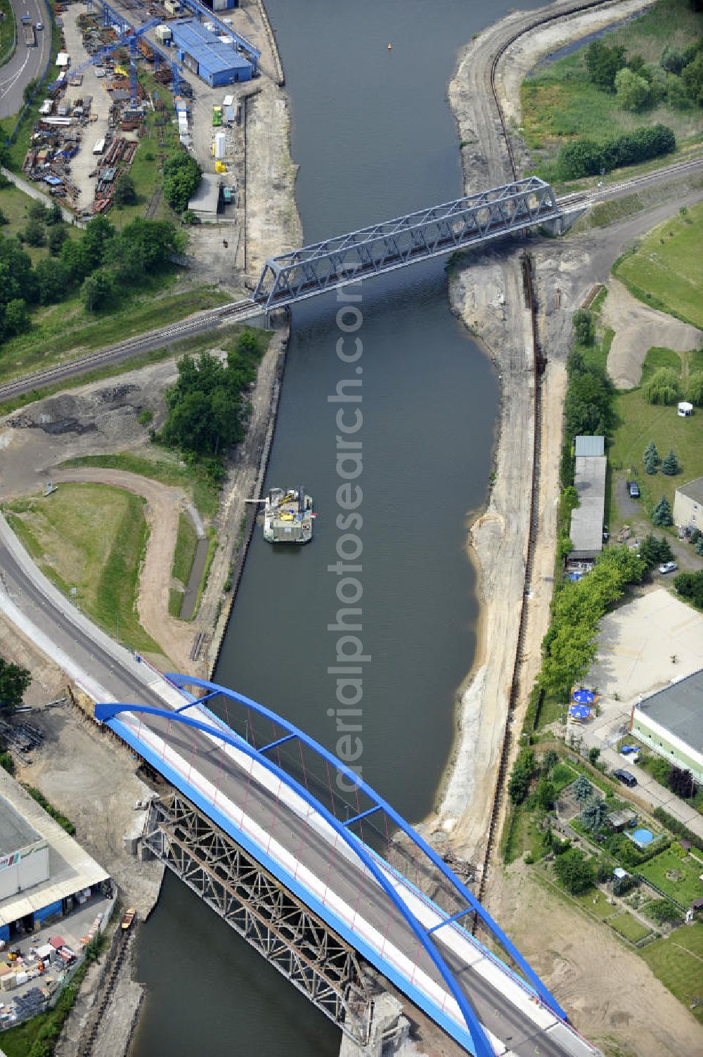 Aerial image Genthin - Blick auf die Eisenbahnbrücke Genthin-Jerichow B15 und die Friedensbrücke / Brücke des Friedens B16. Die Brücken überführen den Elbe-Havel-Kanal bei km 364,021 (B15) und bei km 364,229 (B16). Ein Projekt des WSV: Wasserstraßen-Neubauamt Magdeburg, 39106 Magdeburg, Tel. +49(0)391 535-0, email: wna-magdeburg@wsv.bund.de Peace Bridge Friedensbruecke and the Railroad bridge over the Elbe-Havel-Canal.