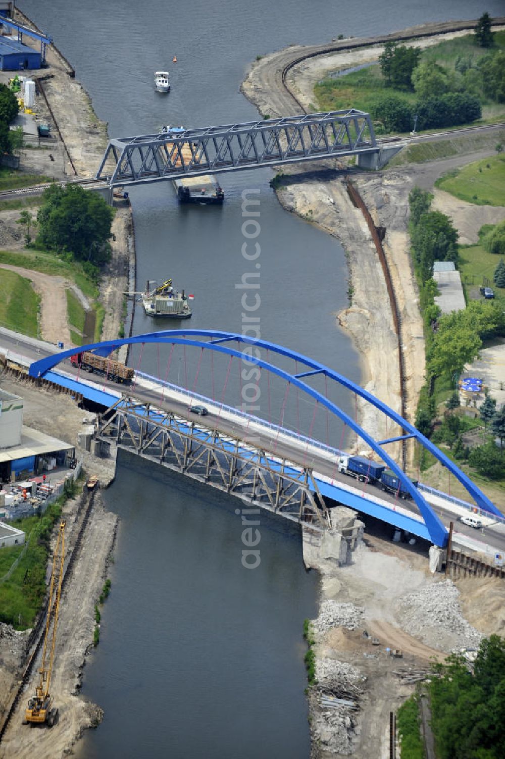 Genthin from above - Blick auf die Eisenbahnbrücke Genthin-Jerichow B15 und die Friedensbrücke / Brücke des Friedens B16. Die Brücken überführen den Elbe-Havel-Kanal bei km 364,021 (B15) und bei km 364,229 (B16). Ein Projekt des WSV: Wasserstraßen-Neubauamt Magdeburg, 39106 Magdeburg, Tel. +49(0)391 535-0, email: wna-magdeburg@wsv.bund.de Peace Bridge Friedensbruecke and the Railroad bridge over the Elbe-Havel-Canal.