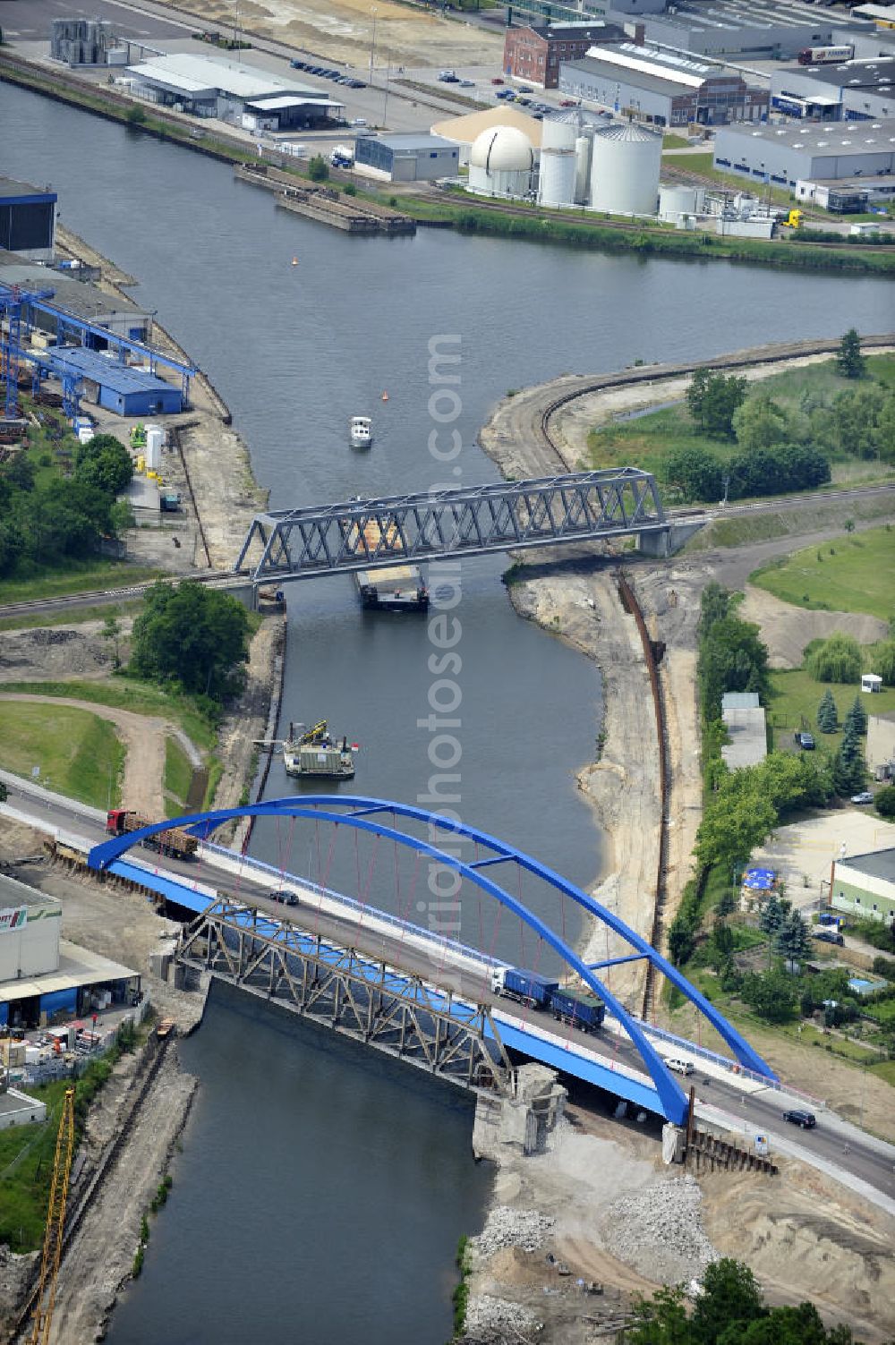 Genthin from the bird's eye view: Blick auf die Eisenbahnbrücke Genthin-Jerichow B15 und die Friedensbrücke / Brücke des Friedens B16. Die Brücken überführen den Elbe-Havel-Kanal bei km 364,021 (B15) und bei km 364,229 (B16). Ein Projekt des WSV: Wasserstraßen-Neubauamt Magdeburg, 39106 Magdeburg, Tel. +49(0)391 535-0, email: wna-magdeburg@wsv.bund.de Peace Bridge Friedensbruecke and the Railroad bridge over the Elbe-Havel-Canal.