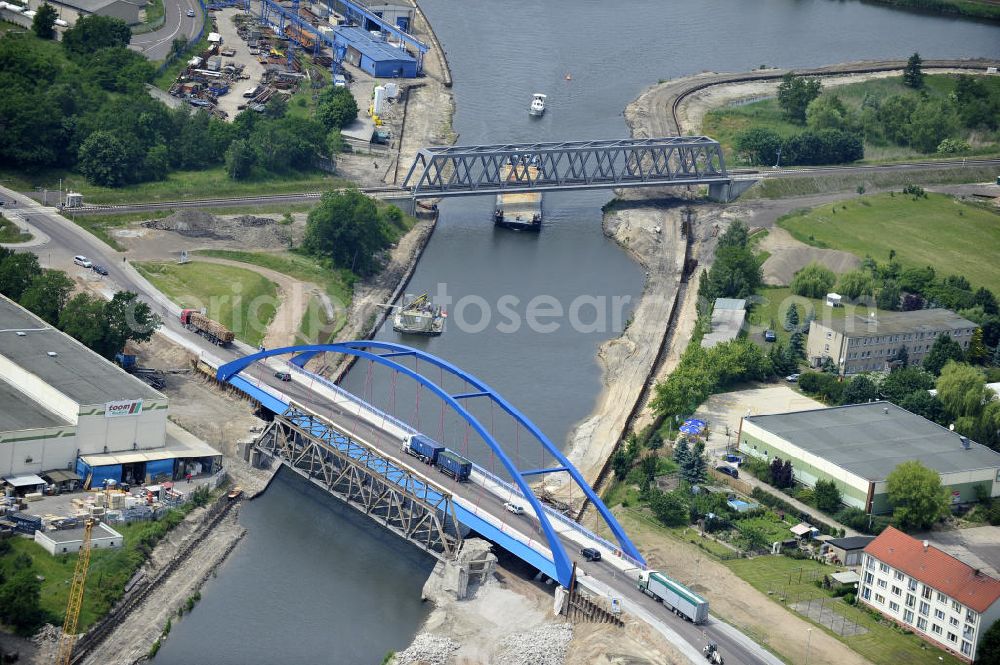 Aerial image Genthin - Blick auf die Eisenbahnbrücke Genthin-Jerichow B15 und die Friedensbrücke / Brücke des Friedens B16. Die Brücken überführen den Elbe-Havel-Kanal bei km 364,021 (B15) und bei km 364,229 (B16). Ein Projekt des WSV: Wasserstraßen-Neubauamt Magdeburg, 39106 Magdeburg, Tel. +49(0)391 535-0, email: wna-magdeburg@wsv.bund.de Peace Bridge Friedensbruecke and the Railroad bridge over the Elbe-Havel-Canal.