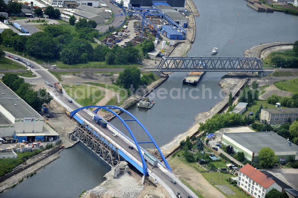 Aerial photograph Genthin - Blick auf die Eisenbahnbrücke Genthin-Jerichow B15 und die Friedensbrücke / Brücke des Friedens B16. Die Brücken überführen den Elbe-Havel-Kanal bei km 364,021 (B15) und bei km 364,229 (B16). Ein Projekt des WSV: Wasserstraßen-Neubauamt Magdeburg, 39106 Magdeburg, Tel. +49(0)391 535-0, email: wna-magdeburg@wsv.bund.de Peace Bridge Friedensbruecke and the Railroad bridge over the Elbe-Havel-Canal.