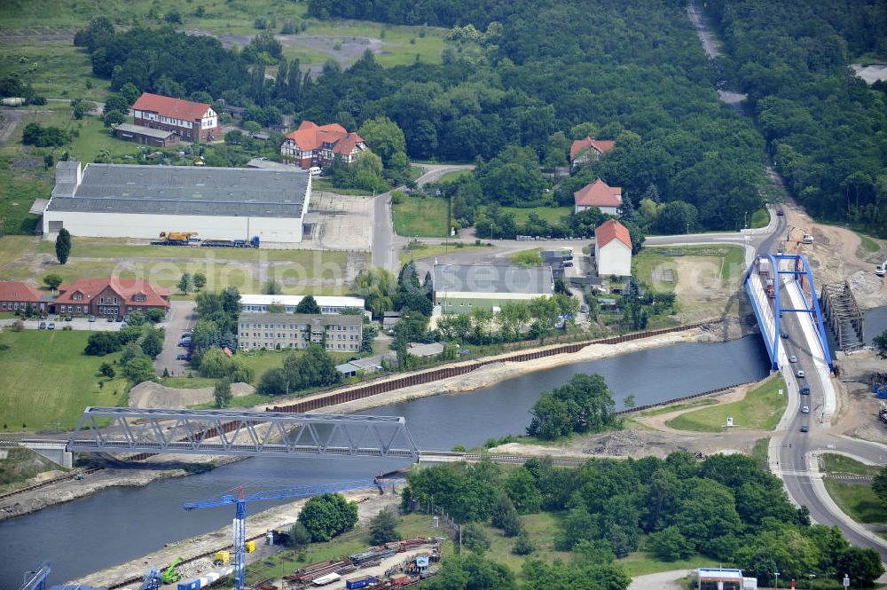 Genthin from above - Blick auf die Eisenbahnbrücke Genthin-Jerichow B15 und die Friedensbrücke / Brücke des Friedens B16. Die Brücken überführen den Elbe-Havel-Kanal bei km 364,021 (B15) und bei km 364,229 (B16). Ein Projekt des WSV: Wasserstraßen-Neubauamt Magdeburg, 39106 Magdeburg, Tel. +49(0)391 535-0, email: wna-magdeburg@wsv.bund.de Peace Bridge Friedensbruecke and the Railroad bridge over the Elbe-Havel-Canal.