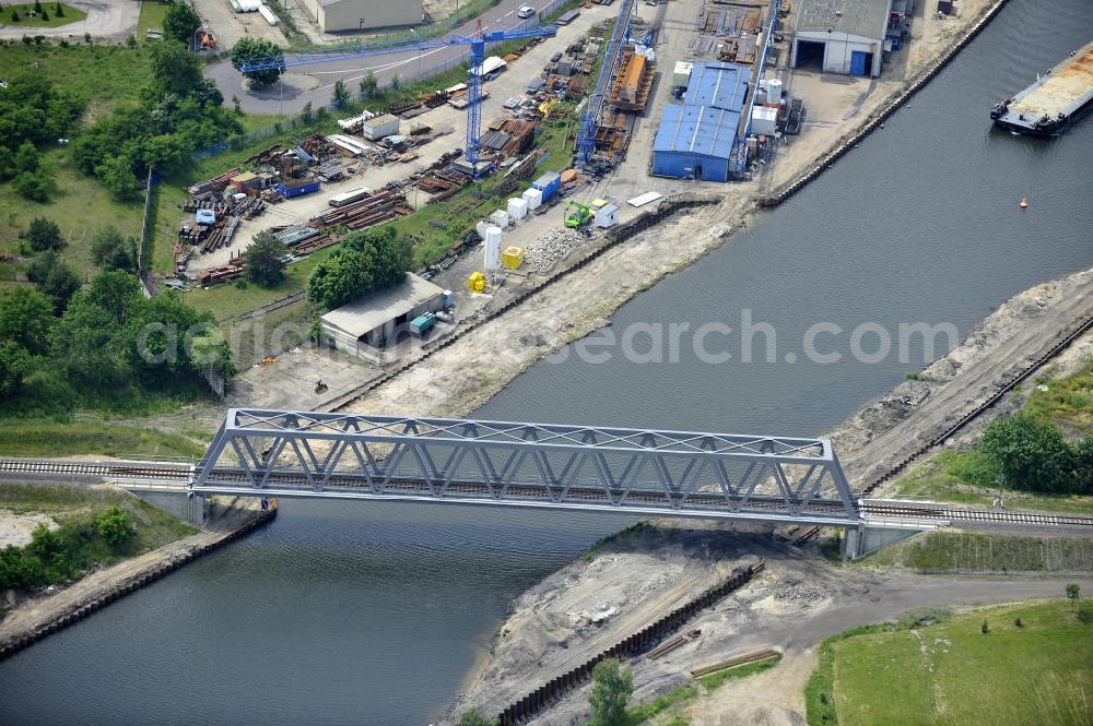 Aerial photograph Genthin - Eisenbahnbrücke Genthin-Jerichow Brückenbauwerk B15. Die Brücke überführt den Elbe-Havel-Kanal bei km 364,021. Ein Projekt des WSV: Wasserstraßen-Neubauamt Magdeburg, 39106 Magdeburg, Tel. +49(0)391 535-0, email: wna-magdeburg@wsv.bund.de Railroad bridge over the Elbe-Havel-Canal.