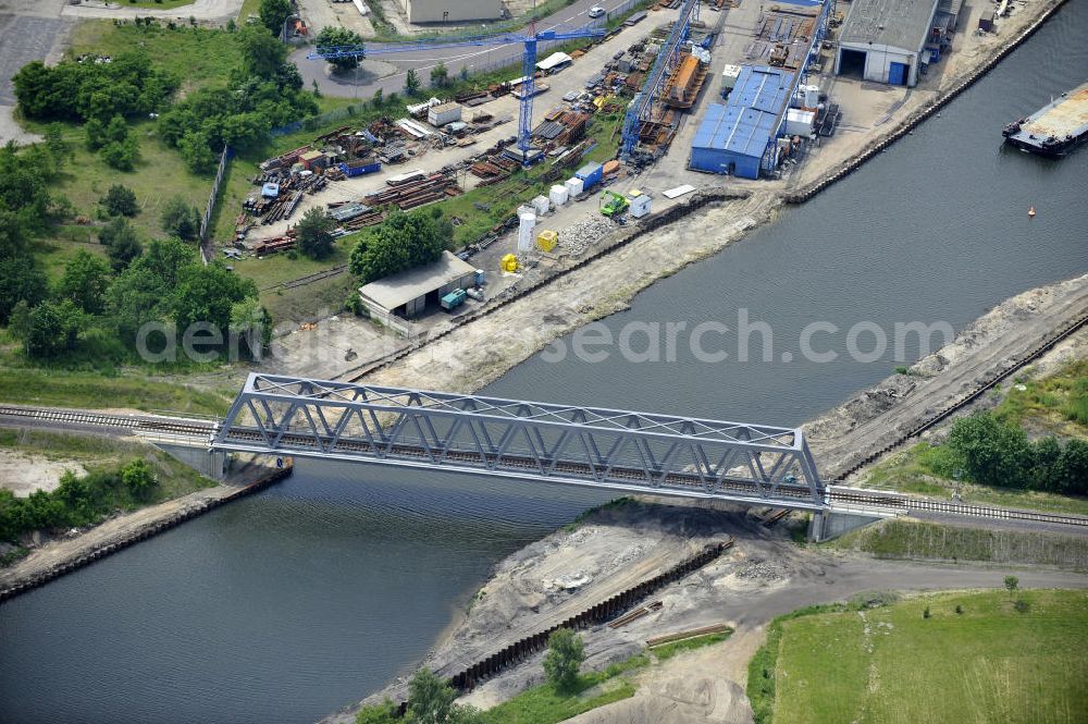 Genthin from above - Eisenbahnbrücke Genthin-Jerichow Brückenbauwerk B15. Die Brücke überführt den Elbe-Havel-Kanal bei km 364,021. Ein Projekt des WSV: Wasserstraßen-Neubauamt Magdeburg, 39106 Magdeburg, Tel. +49(0)391 535-0, email: wna-magdeburg@wsv.bund.de Railroad bridge over the Elbe-Havel-Canal.