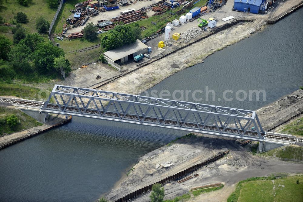 Genthin from the bird's eye view: Eisenbahnbrücke Genthin-Jerichow Brückenbauwerk B15. Die Brücke überführt den Elbe-Havel-Kanal bei km 364,021. Ein Projekt des WSV: Wasserstraßen-Neubauamt Magdeburg, 39106 Magdeburg, Tel. +49(0)391 535-0, email: wna-magdeburg@wsv.bund.de Railroad bridge over the Elbe-Havel-Canal.