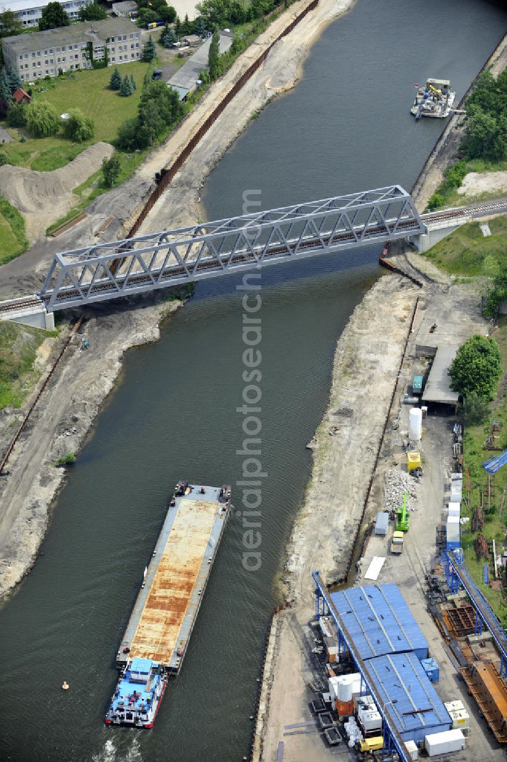 Aerial image Genthin - Eisenbahnbrücke Genthin-Jerichow Brückenbauwerk B15. Die Brücke überführt den Elbe-Havel-Kanal bei km 364,021. Ein Projekt des WSV: Wasserstraßen-Neubauamt Magdeburg, 39106 Magdeburg, Tel. +49(0)391 535-0, email: wna-magdeburg@wsv.bund.de Railroad bridge over the Elbe-Havel-Canal.