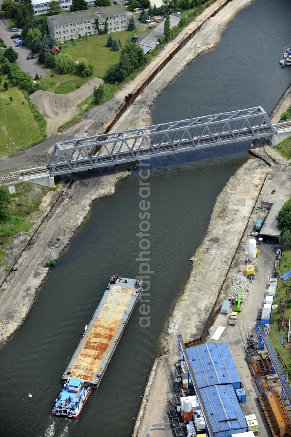 Aerial photograph Genthin - Eisenbahnbrücke Genthin-Jerichow Brückenbauwerk B15. Die Brücke überführt den Elbe-Havel-Kanal bei km 364,021. Ein Projekt des WSV: Wasserstraßen-Neubauamt Magdeburg, 39106 Magdeburg, Tel. +49(0)391 535-0, email: wna-magdeburg@wsv.bund.de Railroad bridge over the Elbe-Havel-Canal.