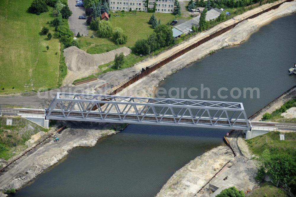 Genthin from above - Eisenbahnbrücke Genthin-Jerichow Brückenbauwerk B15. Die Brücke überführt den Elbe-Havel-Kanal bei km 364,021. Ein Projekt des WSV: Wasserstraßen-Neubauamt Magdeburg, 39106 Magdeburg, Tel. +49(0)391 535-0, email: wna-magdeburg@wsv.bund.de Railroad bridge over the Elbe-Havel-Canal.