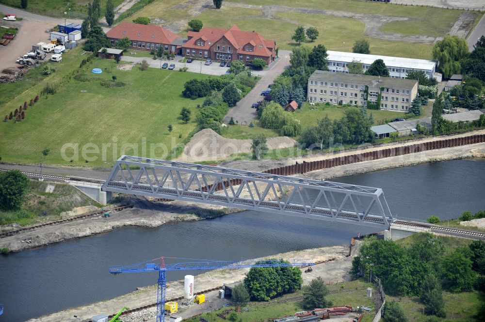 Genthin from the bird's eye view: Eisenbahnbrücke Genthin-Jerichow Brückenbauwerk B15. Die Brücke überführt den Elbe-Havel-Kanal bei km 364,021. Ein Projekt des WSV: Wasserstraßen-Neubauamt Magdeburg, 39106 Magdeburg, Tel. +49(0)391 535-0, email: wna-magdeburg@wsv.bund.de Railroad bridge over the Elbe-Havel-Canal.