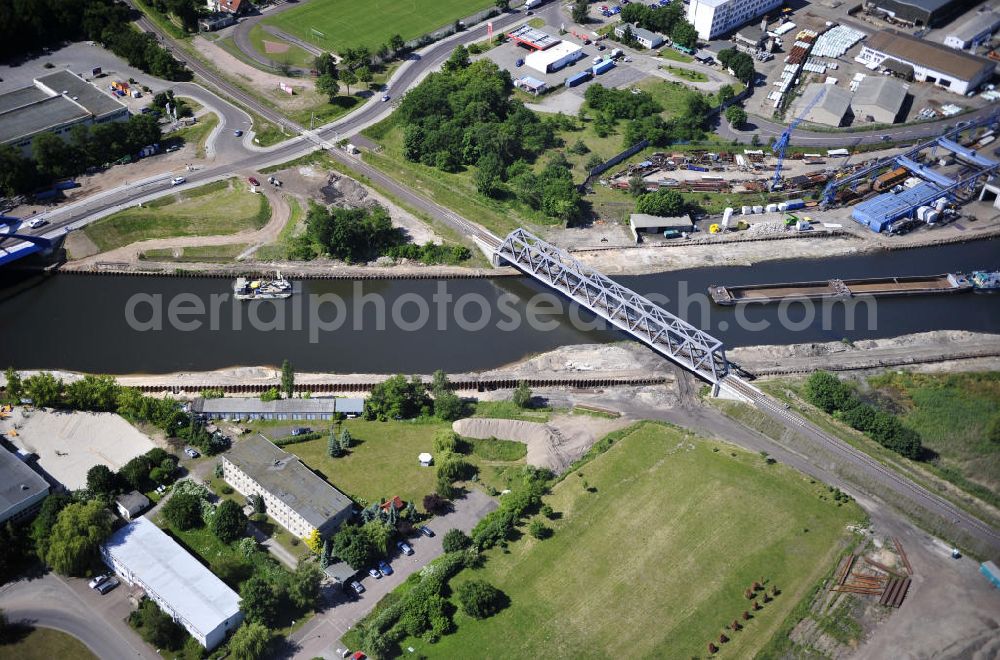 Aerial image Genthin - Eisenbahnbrücke Genthin-Jerichow Brückenbauwerk B15. Die Brücke überführt den Elbe-Havel-Kanal bei km 364,021. Ein Projekt des WSV: Wasserstraßen-Neubauamt Magdeburg, 39106 Magdeburg, Tel. +49(0)391 535-0, email: wna-magdeburg@wsv.bund.de Railroad bridge over the Elbe-Havel-Canal.