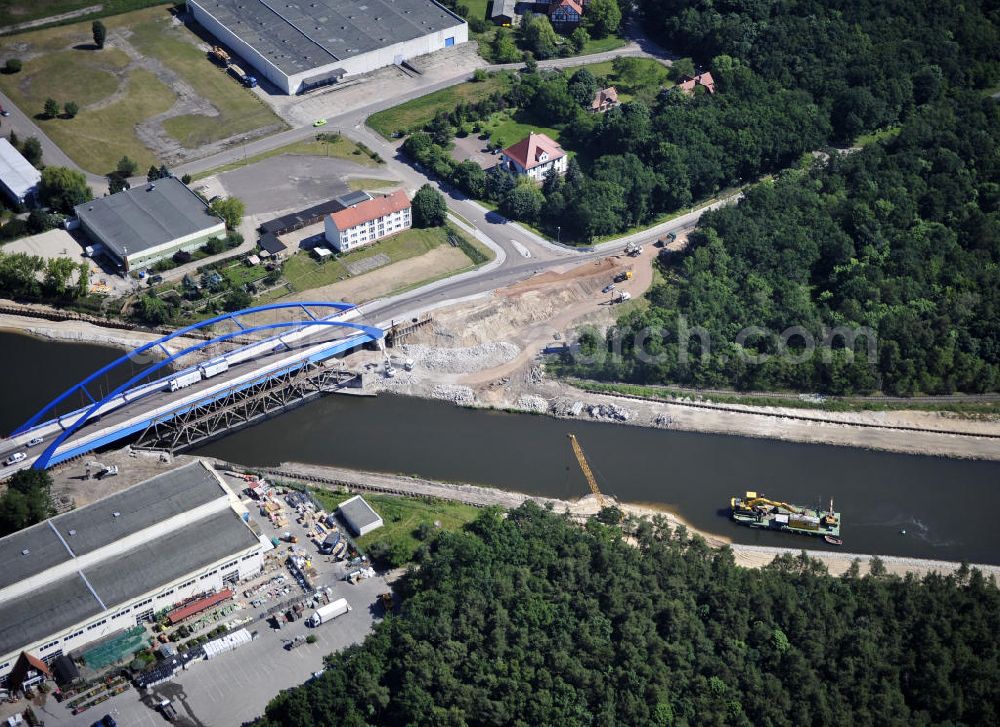 Genthin from the bird's eye view: Friedensbrücke / Brücke des Friedens Brückenbauwerk B16. Die Brücke überführt den Elbe-Havel-Kanal bei km 364,229. Ein Projekt des WSV: Wasserstraßen-Neubauamt Magdeburg, 39106 Magdeburg, Tel. +49(0)391 535-0, email: wna-magdeburg@wsv.bund.de Peace Bridge Friedensbruecke over the Elbe-Havel-Canal.