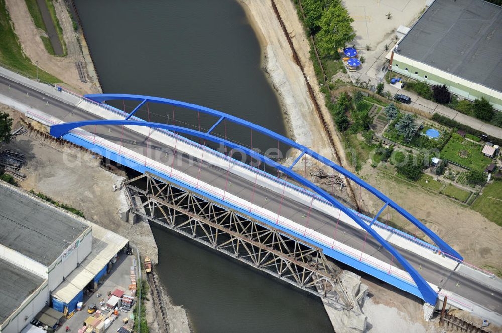 Genthin from above - Friedensbrücke / Brücke des Friedens Brückenbauwerk B16. Die Brücke überführt den Elbe-Havel-Kanal bei km 364,229. Ein Projekt des WSV: Wasserstraßen-Neubauamt Magdeburg, 39106 Magdeburg, Tel. +49(0)391 535-0, email: wna-magdeburg@wsv.bund.de Peace Bridge Friedensbruecke over the Elbe-Havel-Canal.