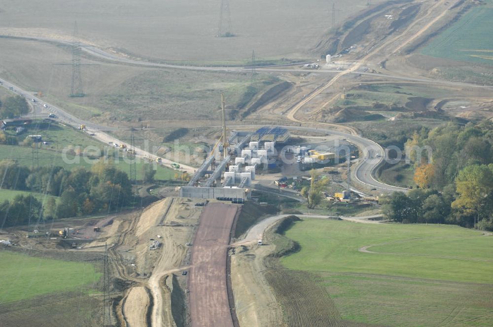 Aerial photograph Großenlupnitz - Neubautrasse der BAB A 4 - Umfahrung Hörselberge in Thüringen bei Eisenach. Brückenbauwerksmontage an der B84. Im September 2007 hat das Bieterkonsortium VINCI Concessions / Hochtief PPP (50/50) den Zuschlag für das A-Modell BAB A 4 Umfahrung Hörselberge (km 238,5 bis km 283,2) erhalten. Die bei diesem Projekt auf der Bauausführungsebene gegründete Arbeitsgemeinschaft wird von der EUROVIA Infra GmbH angeführt, des Weiteren sind hier die Unternehmen Hochtief, Strassing Limes und Rädlinger beteiligt. Durchgeführt werden die im Zuge dieses Projektes notwendigen Arbeiten unter an derem von den Mitarbeitern der Niederlassung Weimar der EUROVIA Verkehrsbau Union sowie der Niederlassungen Abbruch und Erdbau, Betonstraßenbau, Ingenieurbau und TECO Schallschutz der EUROVIA Beton. DEGES; STREIF Baulogistik