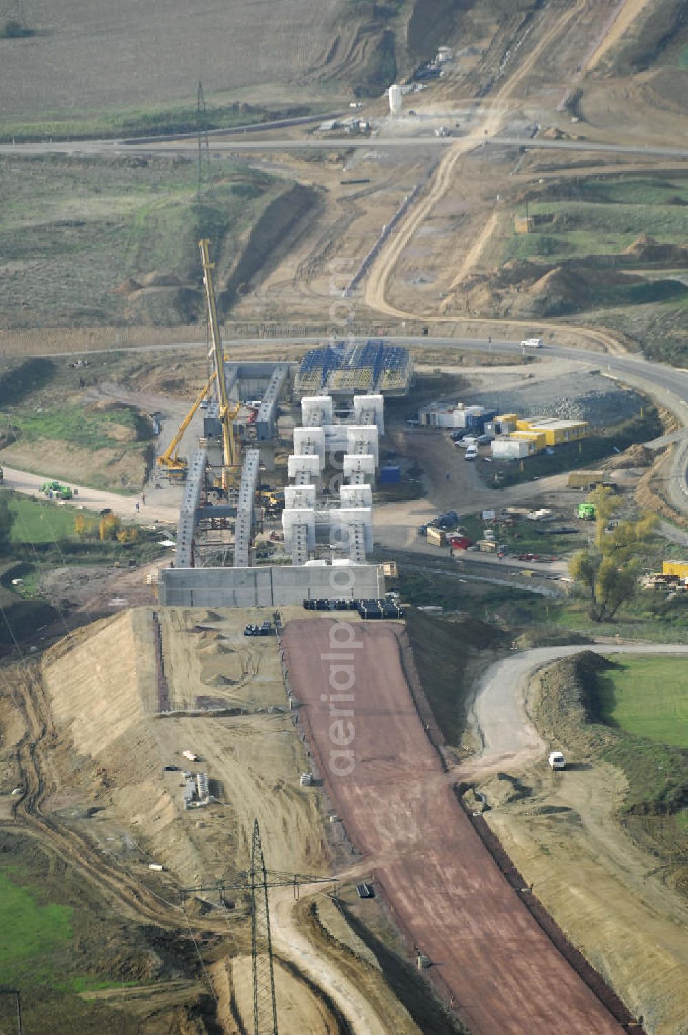 Großenlupnitz from above - Neubautrasse der BAB A 4 - Umfahrung Hörselberge in Thüringen bei Eisenach. Brückenbauwerksmontage an der B84. Im September 2007 hat das Bieterkonsortium VINCI Concessions / Hochtief PPP (50/50) den Zuschlag für das A-Modell BAB A 4 Umfahrung Hörselberge (km 238,5 bis km 283,2) erhalten. Die bei diesem Projekt auf der Bauausführungsebene gegründete Arbeitsgemeinschaft wird von der EUROVIA Infra GmbH angeführt, des Weiteren sind hier die Unternehmen Hochtief, Strassing Limes und Rädlinger beteiligt. Durchgeführt werden die im Zuge dieses Projektes notwendigen Arbeiten unter an derem von den Mitarbeitern der Niederlassung Weimar der EUROVIA Verkehrsbau Union sowie der Niederlassungen Abbruch und Erdbau, Betonstraßenbau, Ingenieurbau und TECO Schallschutz der EUROVIA Beton. DEGES; STREIF Baulogistik