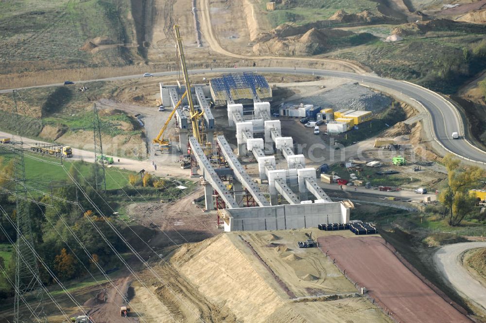 Großenlupnitz from the bird's eye view: Neubautrasse der BAB A 4 - Umfahrung Hörselberge in Thüringen bei Eisenach. Brückenbauwerksmontage an der B84. Im September 2007 hat das Bieterkonsortium VINCI Concessions / Hochtief PPP (50/50) den Zuschlag für das A-Modell BAB A 4 Umfahrung Hörselberge (km 238,5 bis km 283,2) erhalten. Die bei diesem Projekt auf der Bauausführungsebene gegründete Arbeitsgemeinschaft wird von der EUROVIA Infra GmbH angeführt, des Weiteren sind hier die Unternehmen Hochtief, Strassing Limes und Rädlinger beteiligt. Durchgeführt werden die im Zuge dieses Projektes notwendigen Arbeiten unter an derem von den Mitarbeitern der Niederlassung Weimar der EUROVIA Verkehrsbau Union sowie der Niederlassungen Abbruch und Erdbau, Betonstraßenbau, Ingenieurbau und TECO Schallschutz der EUROVIA Beton. DEGES; STREIF Baulogistik