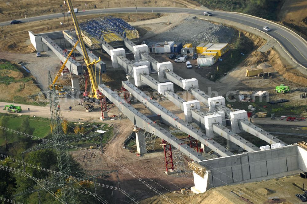 Aerial image Großenlupnitz - Neubautrasse der BAB A 4 - Umfahrung Hörselberge in Thüringen bei Eisenach. Brückenbauwerksmontage an der B84. Im September 2007 hat das Bieterkonsortium VINCI Concessions / Hochtief PPP (50/50) den Zuschlag für das A-Modell BAB A 4 Umfahrung Hörselberge (km 238,5 bis km 283,2) erhalten. Die bei diesem Projekt auf der Bauausführungsebene gegründete Arbeitsgemeinschaft wird von der EUROVIA Infra GmbH angeführt, des Weiteren sind hier die Unternehmen Hochtief, Strassing Limes und Rädlinger beteiligt. Durchgeführt werden die im Zuge dieses Projektes notwendigen Arbeiten unter an derem von den Mitarbeitern der Niederlassung Weimar der EUROVIA Verkehrsbau Union sowie der Niederlassungen Abbruch und Erdbau, Betonstraßenbau, Ingenieurbau und TECO Schallschutz der EUROVIA Beton. DEGES; STREIF Baulogistik