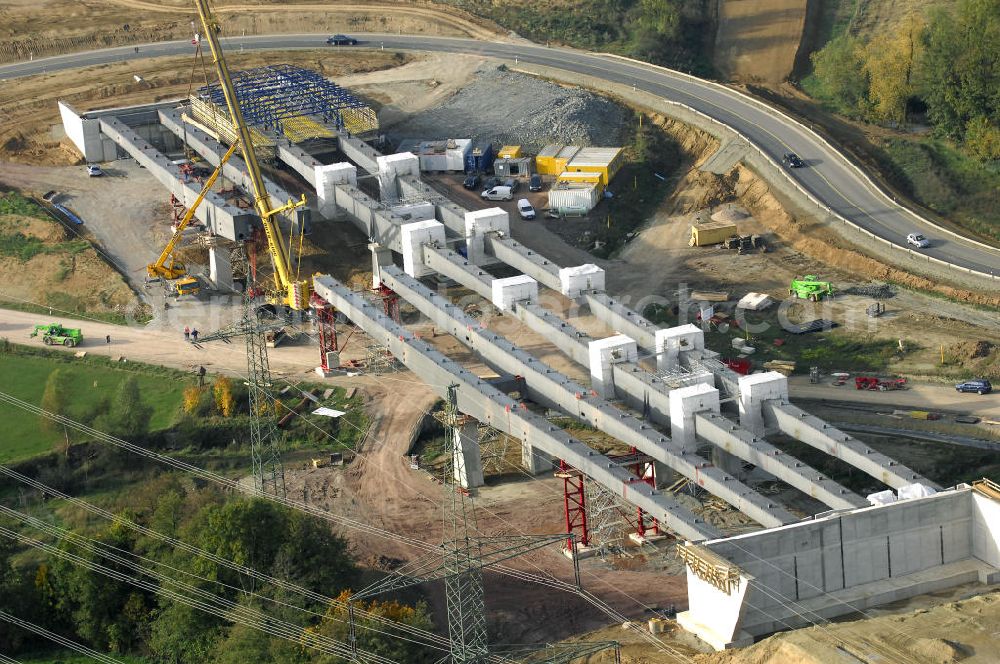 Aerial photograph Großenlupnitz - Neubautrasse der BAB A 4 - Umfahrung Hörselberge in Thüringen bei Eisenach. Brückenbauwerksmontage an der B84. Im September 2007 hat das Bieterkonsortium VINCI Concessions / Hochtief PPP (50/50) den Zuschlag für das A-Modell BAB A 4 Umfahrung Hörselberge (km 238,5 bis km 283,2) erhalten. Die bei diesem Projekt auf der Bauausführungsebene gegründete Arbeitsgemeinschaft wird von der EUROVIA Infra GmbH angeführt, des Weiteren sind hier die Unternehmen Hochtief, Strassing Limes und Rädlinger beteiligt. Durchgeführt werden die im Zuge dieses Projektes notwendigen Arbeiten unter an derem von den Mitarbeitern der Niederlassung Weimar der EUROVIA Verkehrsbau Union sowie der Niederlassungen Abbruch und Erdbau, Betonstraßenbau, Ingenieurbau und TECO Schallschutz der EUROVIA Beton. DEGES; STREIF Baulogistik