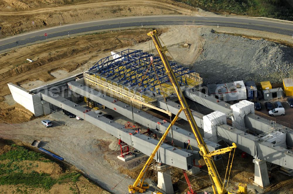 Großenlupnitz from above - Neubautrasse der BAB A 4 - Umfahrung Hörselberge in Thüringen bei Eisenach. Brückenbauwerksmontage an der B84. Im September 2007 hat das Bieterkonsortium VINCI Concessions / Hochtief PPP (50/50) den Zuschlag für das A-Modell BAB A 4 Umfahrung Hörselberge (km 238,5 bis km 283,2) erhalten. Die bei diesem Projekt auf der Bauausführungsebene gegründete Arbeitsgemeinschaft wird von der EUROVIA Infra GmbH angeführt, des Weiteren sind hier die Unternehmen Hochtief, Strassing Limes und Rädlinger beteiligt. Durchgeführt werden die im Zuge dieses Projektes notwendigen Arbeiten unter an derem von den Mitarbeitern der Niederlassung Weimar der EUROVIA Verkehrsbau Union sowie der Niederlassungen Abbruch und Erdbau, Betonstraßenbau, Ingenieurbau und TECO Schallschutz der EUROVIA Beton. DEGES; STREIF Baulogistik