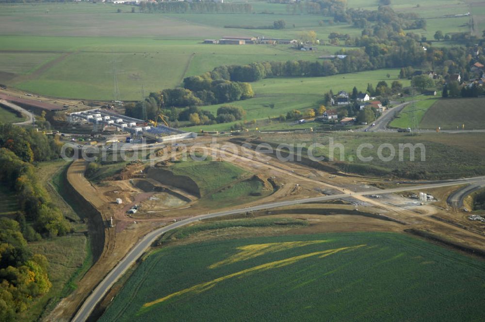 Großenlupnitz from the bird's eye view: Neubautrasse der BAB A 4 - Umfahrung Hörselberge in Thüringen bei Eisenach. Brückenbauwerksmontage an der B84. Im September 2007 hat das Bieterkonsortium VINCI Concessions / Hochtief PPP (50/50) den Zuschlag für das A-Modell BAB A 4 Umfahrung Hörselberge (km 238,5 bis km 283,2) erhalten. Die bei diesem Projekt auf der Bauausführungsebene gegründete Arbeitsgemeinschaft wird von der EUROVIA Infra GmbH angeführt, des Weiteren sind hier die Unternehmen Hochtief, Strassing Limes und Rädlinger beteiligt. Durchgeführt werden die im Zuge dieses Projektes notwendigen Arbeiten unter an derem von den Mitarbeitern der Niederlassung Weimar der EUROVIA Verkehrsbau Union sowie der Niederlassungen Abbruch und Erdbau, Betonstraßenbau, Ingenieurbau und TECO Schallschutz der EUROVIA Beton. DEGES; STREIF Baulogistik