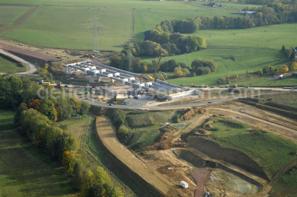 Aerial image Großenlupnitz - Neubautrasse der BAB A 4 - Umfahrung Hörselberge in Thüringen bei Eisenach. Brückenbauwerksmontage an der B84. Im September 2007 hat das Bieterkonsortium VINCI Concessions / Hochtief PPP (50/50) den Zuschlag für das A-Modell BAB A 4 Umfahrung Hörselberge (km 238,5 bis km 283,2) erhalten. Die bei diesem Projekt auf der Bauausführungsebene gegründete Arbeitsgemeinschaft wird von der EUROVIA Infra GmbH angeführt, des Weiteren sind hier die Unternehmen Hochtief, Strassing Limes und Rädlinger beteiligt. Durchgeführt werden die im Zuge dieses Projektes notwendigen Arbeiten unter an derem von den Mitarbeitern der Niederlassung Weimar der EUROVIA Verkehrsbau Union sowie der Niederlassungen Abbruch und Erdbau, Betonstraßenbau, Ingenieurbau und TECO Schallschutz der EUROVIA Beton. DEGES; STREIF Baulogistik